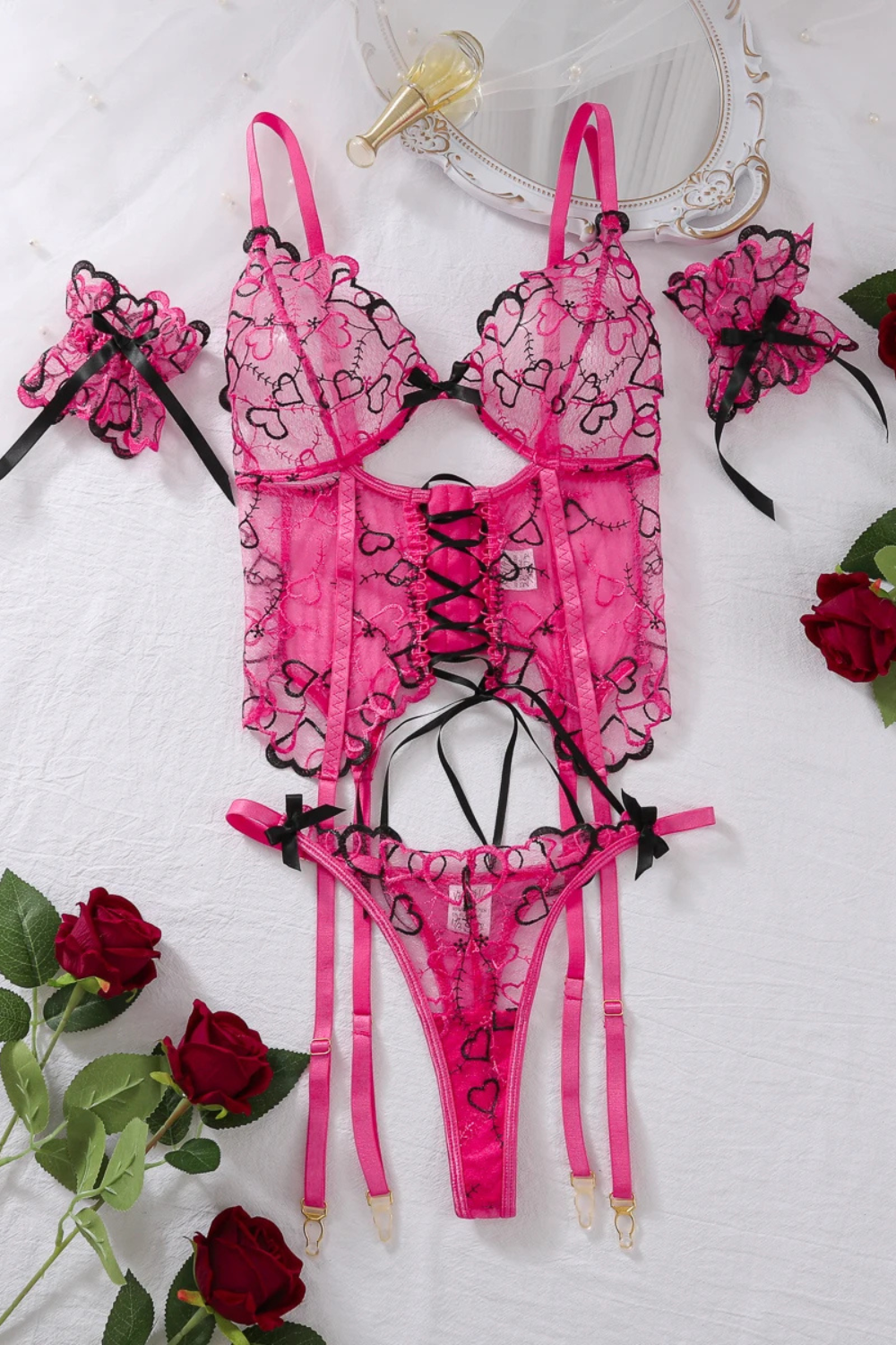LUCIA | Conjunto de lencería bordada erótica con forma de corazón