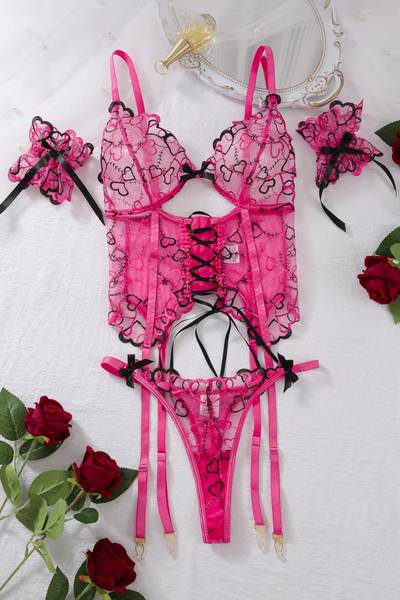 LUCIA | Conjunto de lencería bordada erótica con forma de corazón